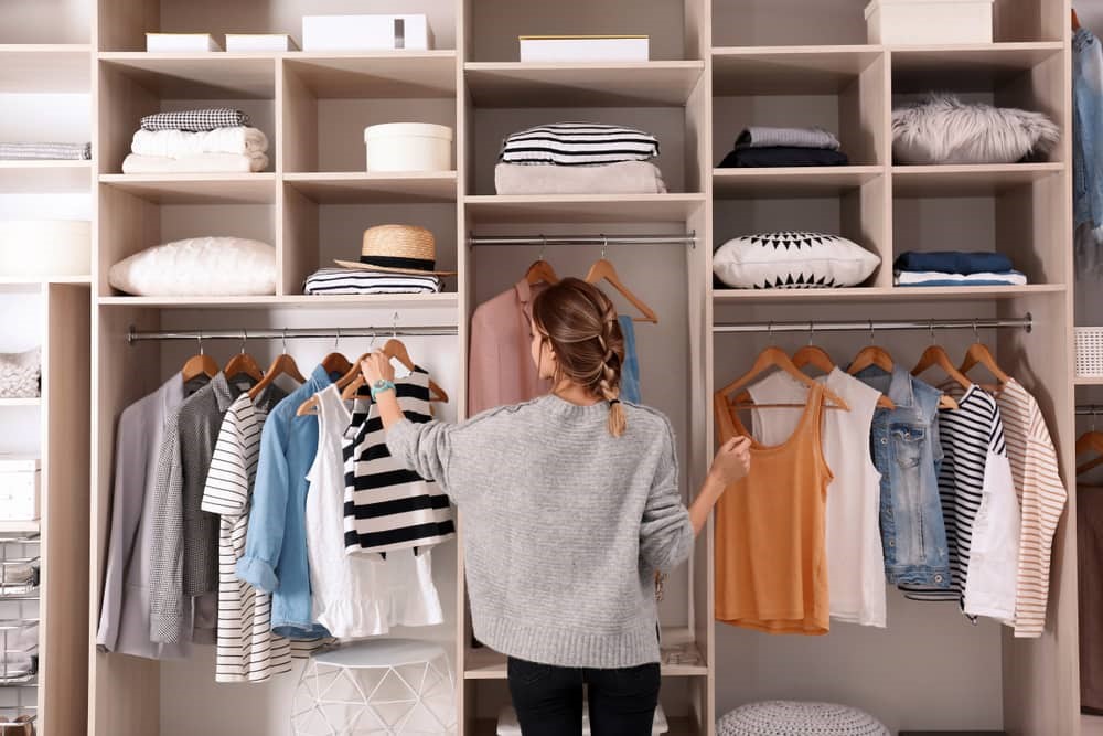 7 dicas de como organizar o guarda-roupa — Espuma Mágica